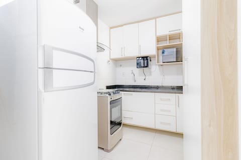 Basic Apartment | Private kitchen | Full-size fridge, microwave, oven, coffee/tea maker