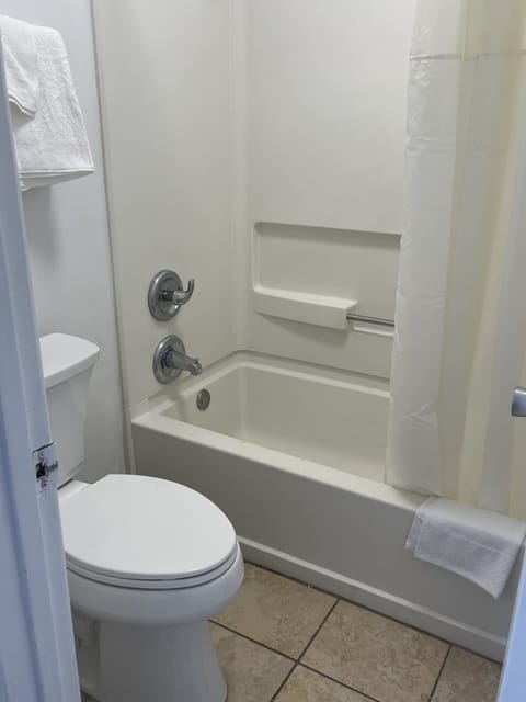 Basic Double Room | Bathroom | Towels, soap, shampoo
