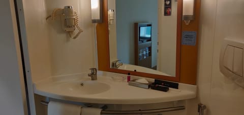 Bathroom sink