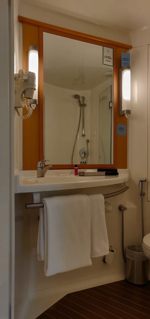 Bathroom sink