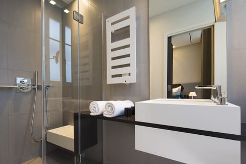 Classic Room | Bathroom | Shower, designer toiletries, hair dryer, bathrobes