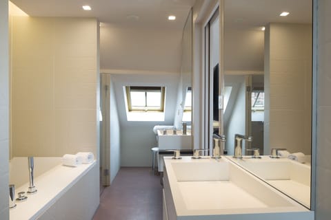 Executive Suite | Bathroom sink