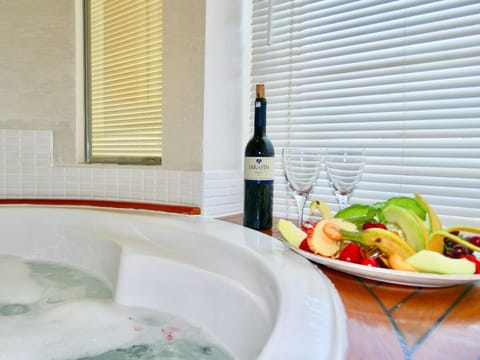 Honeymoon Suite, Non Smoking, Jetted Tub | Bathroom | Shower, rainfall showerhead, free toiletries, hair dryer