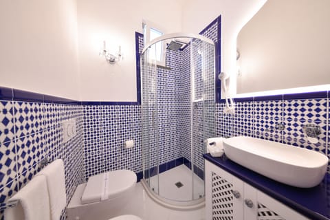 Deluxe Studio Suite, Kitchenette | Bathroom | Shower, hair dryer, bidet, towels