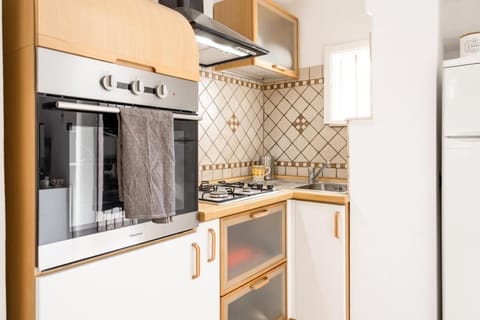 Studio | Private kitchen | Full-size fridge, oven, stovetop, espresso maker