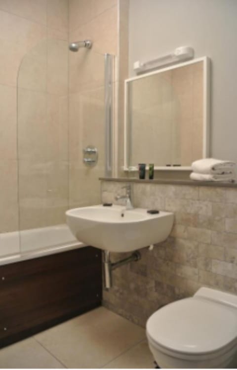 Combined shower/tub, hair dryer, towels