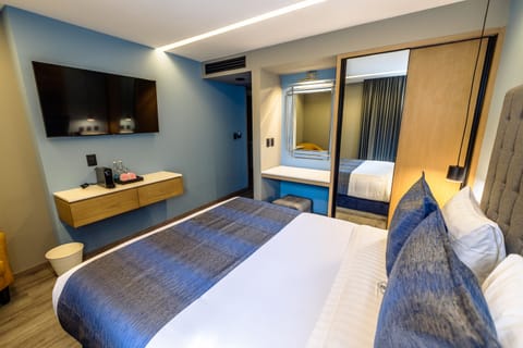 Suite Queen | Premium bedding, down comforters, in-room safe, laptop workspace