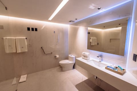 Balcony Master King | Bathroom | Shower, free toiletries, hair dryer, towels