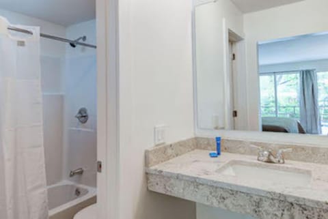 Standard Room | Bathroom | Combined shower/tub, hair dryer, towels