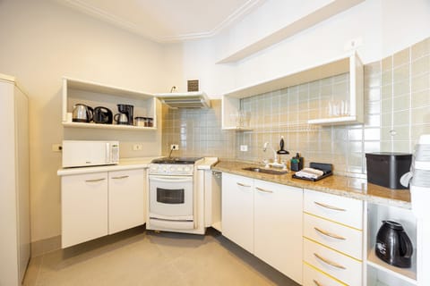 Deluxe Double Room | Private kitchen | Fridge, stovetop, toaster, cookware/dishes/utensils