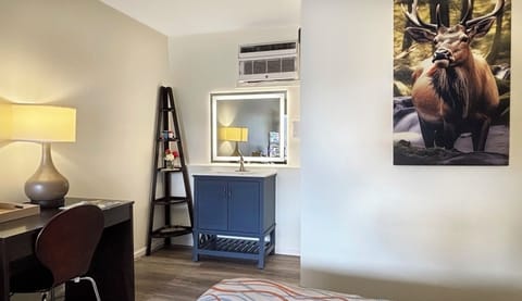 Deluxe Room, 1 King Bed, Non Smoking | Desk, blackout drapes, free WiFi, bed sheets