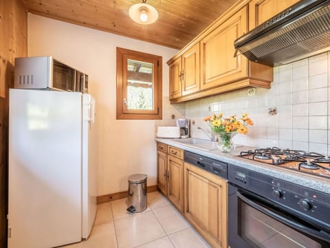 Cabinetry, Property, Countertop, Building, Flower, Kitchen Appliance, Kitchen Stove, Kitchen, Wood, Interior Design