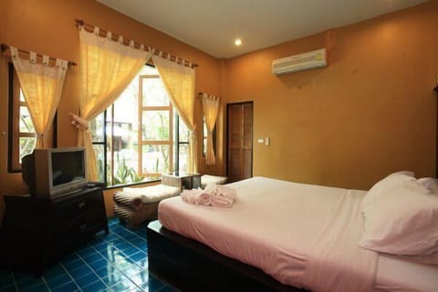 Deluxe Room / Get 20 Percents discount for in house Spa Treatment and Massage  | Premium bedding, minibar, in-room safe, soundproofing