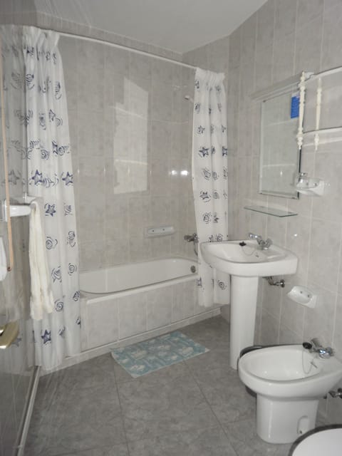 Economy Room (1 Bed) | Bathroom | Combined shower/tub, deep soaking tub, rainfall showerhead