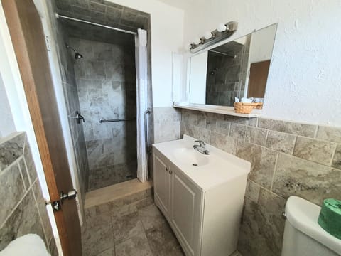 Room, 1 Queen Bed, Refrigerator & Microwave, Ocean View | Bathroom | Shower, towels