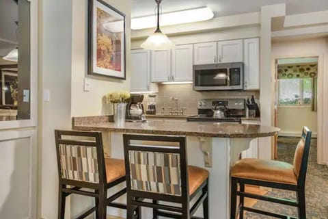 Signature Condo, 1 Bedroom | In-room dining