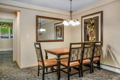 Signature Condo, 1 Bedroom | In-room dining