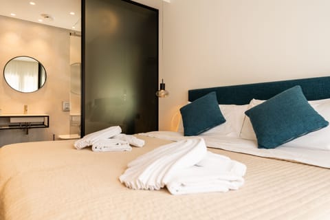 Deluxe Double Room | In-room safe, desk, laptop workspace, soundproofing