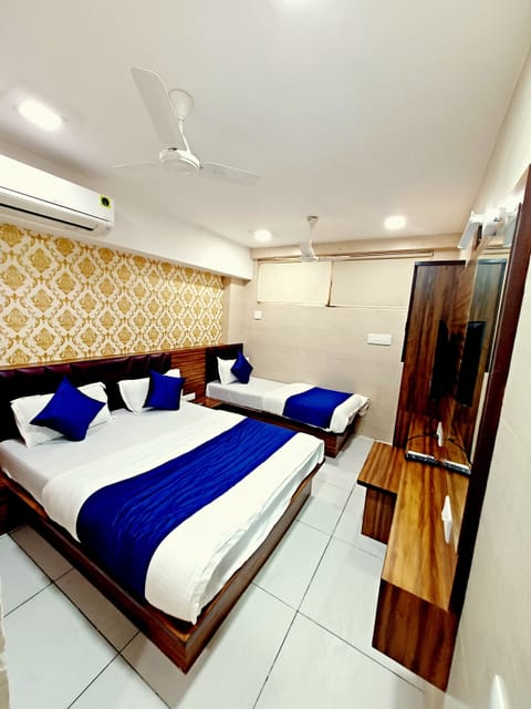Deluxe Triple Room | Individually furnished, free WiFi, bed sheets