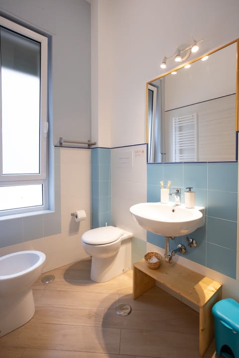 City Room | Bathroom | Shower, rainfall showerhead, free toiletries, hair dryer