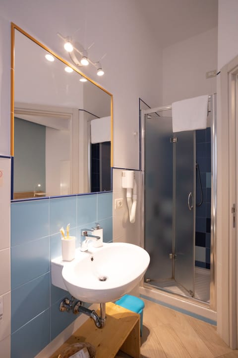 City Room | Bathroom | Shower, rainfall showerhead, free toiletries, hair dryer