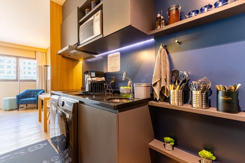 Deluxe Double Room | Private kitchen | Mini-fridge, microwave, stovetop, dishwasher