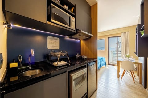 Premium Double Room | Private kitchen | Mini-fridge, microwave, stovetop, dishwasher