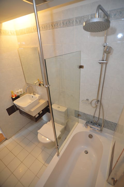 Superior Room, 1 Double Bed | Bathroom | Free toiletries, towels