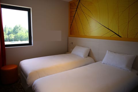 Standard Room, 2 Twin Beds | In-room safe, desk, blackout drapes, soundproofing