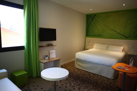 Standard Room, 1 Double Bed | In-room safe, desk, blackout drapes, soundproofing