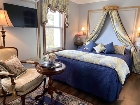 Royal Room, 1 Queen Bed, Terrace, Garden View | Egyptian cotton sheets, premium bedding, Tempur-Pedic beds, minibar