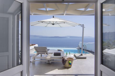 Honeymoon Suite, Pool, Caldera View | Terrace/patio