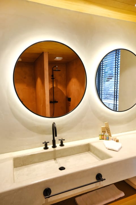 Terrace Suite Sea View | Bathroom | Shower, designer toiletries, hair dryer, bathrobes