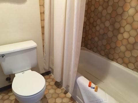 Standard Room | Bathroom | Combined shower/tub, free toiletries, hair dryer, towels