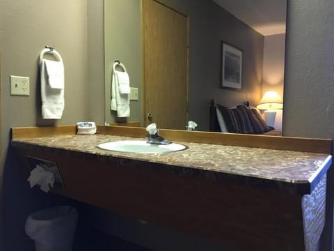 Standard Room | Bathroom | Combined shower/tub, free toiletries, hair dryer, towels