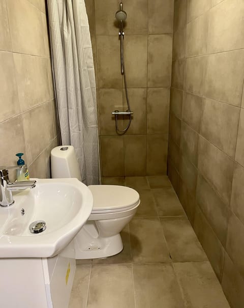 Budget double rooms with *shared* bathroom | Bathroom | Towels