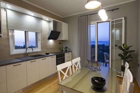 Design House, 3 Bedrooms, Sea View | In-room dining