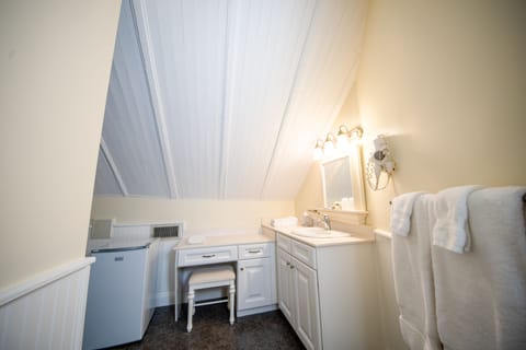 Traditional Room | Bathroom | Free toiletries, towels, soap, shampoo