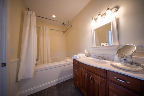 Traditional Room | Bathroom | Free toiletries, towels, soap, shampoo