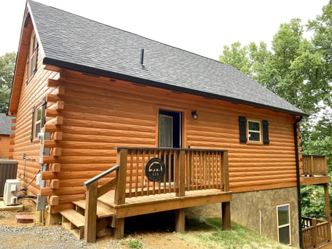 Entry deck to the cabin