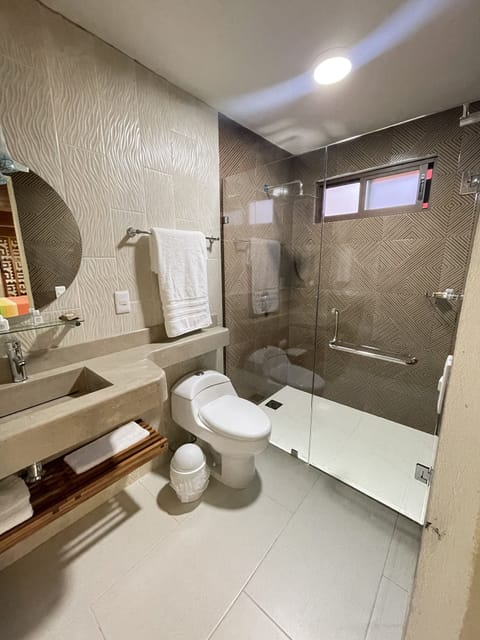 Deluxe Studio Suite | Bathroom | Shower, hair dryer, heated floors, towels