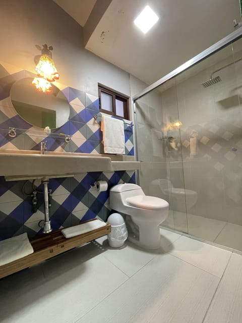 Junior Studio Suite | Bathroom | Shower, hair dryer, heated floors, towels