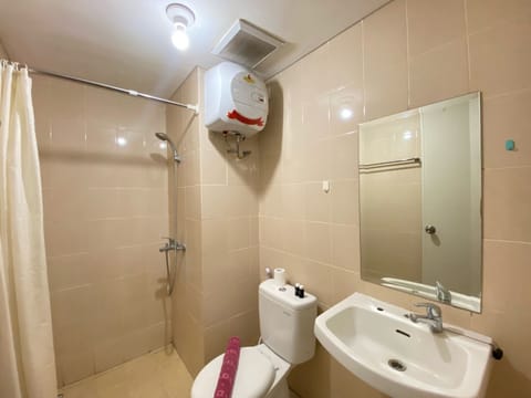 Apartment, 2 Bedrooms | Bathroom | Shower, free toiletries, towels