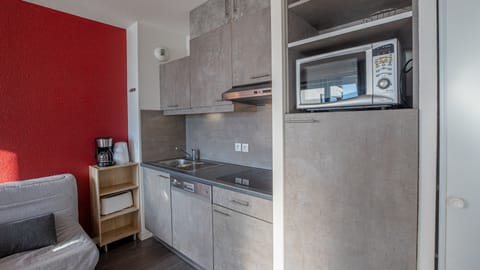 Apartment, 2 Bedrooms (7 Pers) | Private kitchen | Fridge, microwave, stovetop, dishwasher