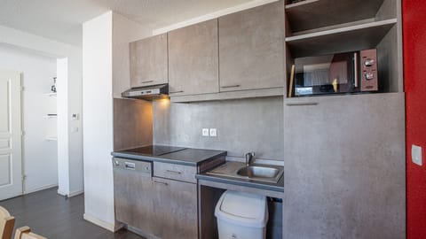 Apartment, 3 Bedrooms (10 Pers) | Private kitchen | Fridge, microwave, stovetop, dishwasher