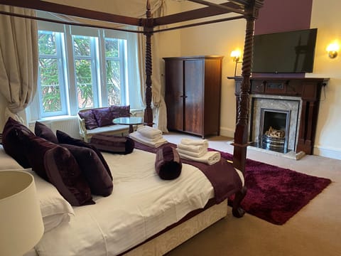 Honeymoon Suite | Iron/ironing board, free WiFi, bed sheets