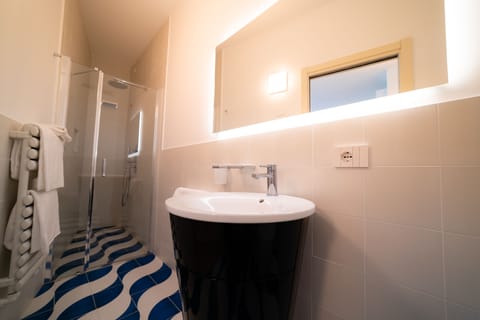 Deluxe Triple Room, 1 Bedroom | Bathroom | Free toiletries, hair dryer, bidet, towels