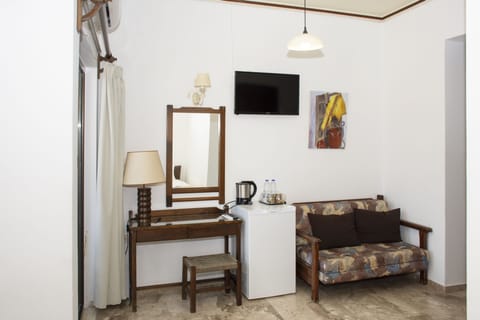 Basic Twin Room | Minibar, in-room safe, individually decorated, individually furnished