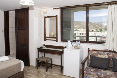 Deluxe Double Room | Minibar, in-room safe, individually decorated, individually furnished