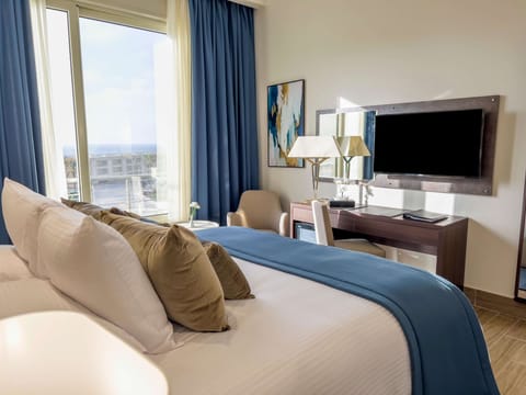 Junior Suite | Minibar, in-room safe, free WiFi, bed sheets